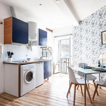 Alfama Iii - French Balcony And Smart Check-in Apartment